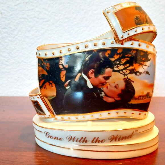 Bradford Exchange "Love's Embrace" Gone With The Wind - Picture 1 of 8
